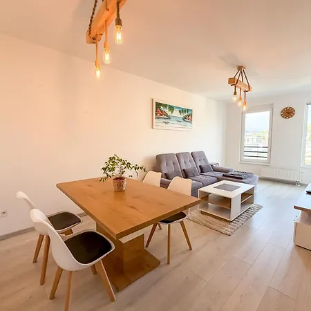 Simcity 12 I Square, Garage Parking, Balcony, Self Check In Just 5 Min Walk To The Old Town 公寓